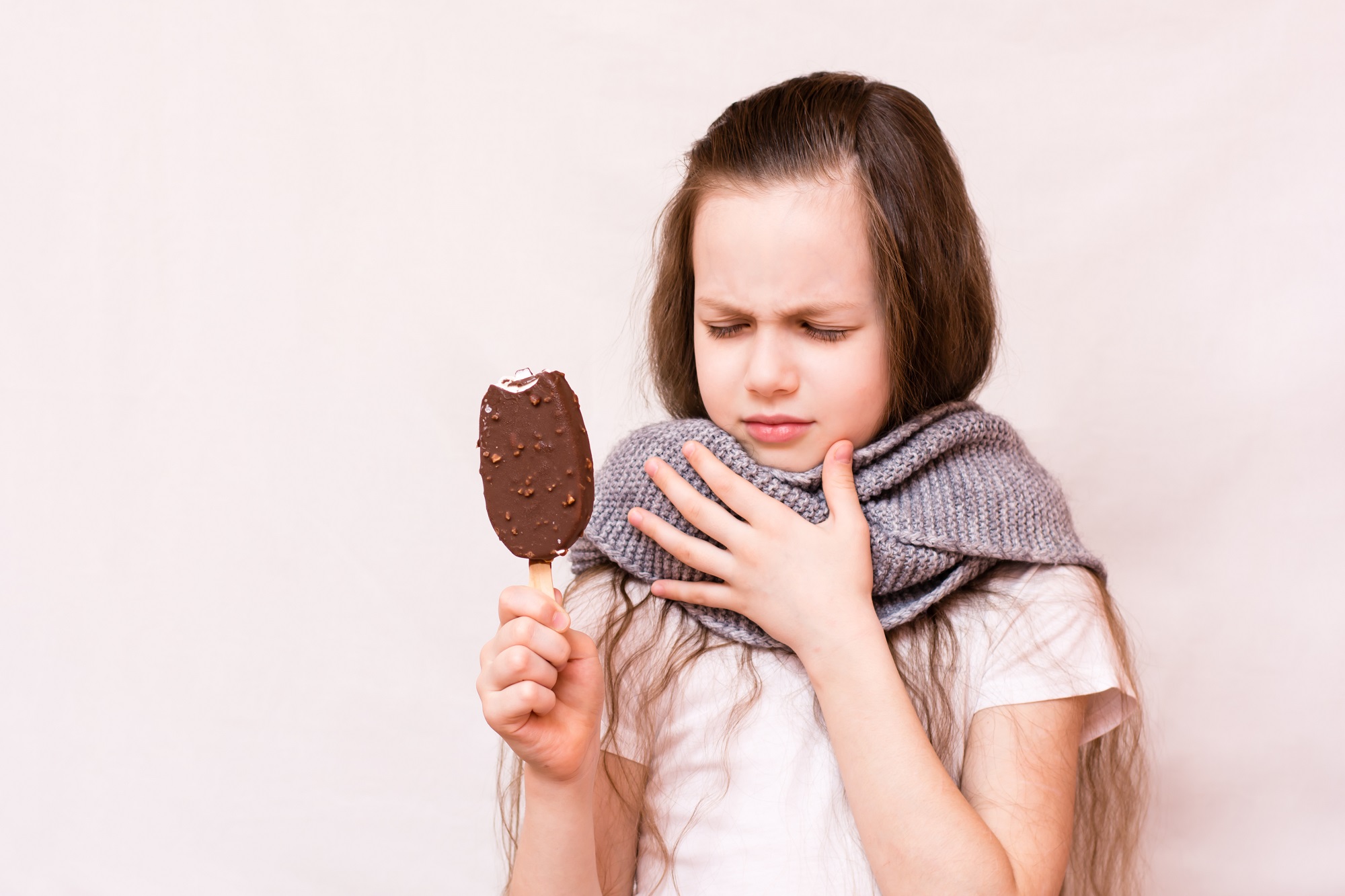 Можно ли мороженое при боли в горле. Эскимо для девочки. Болит горло от мороженого. Мороженое горло. Мороженое с больным горлом.